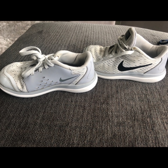 Toddler Boys Nike’s - Picture 3 of 6